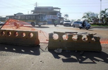 CENA DA CIDADE - Avenida Costa e Silva fica bloqueada por mais de três dias e motoristas ficam irritados – Fotos