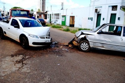 Carros colidem em cruzamento de ruas na Capital