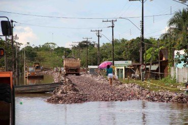 CHEIA - Volume de água continua prejudicando acesso à balsa e moradores da região