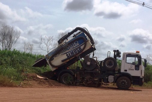 FLAGRANTE - Caminhão da prefeitura descarta material fétido em via pública