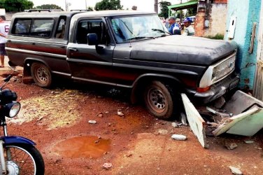 Motorista avança cruzamento e provoca grave acidente