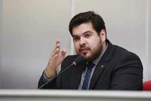 Jean Oliveira elogia DER e cobra exoneração de servidor