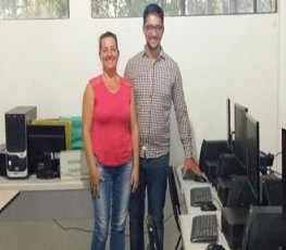 Deputado Anderson realiza entrega de computadores em escola