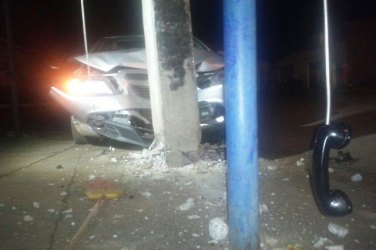 Mulher passa mal dirigindo e bate carro contra poste