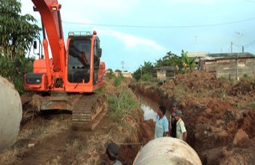 CANDEIAS DO JAMARI - Prefeitura intensifica obras de drenagem e Saneamento 