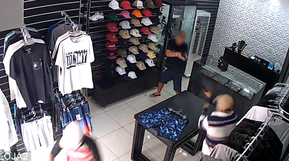 FIZERAM O LIMPA: Criminosos invadem loja e levam todas as peças de roupas durante arrastão