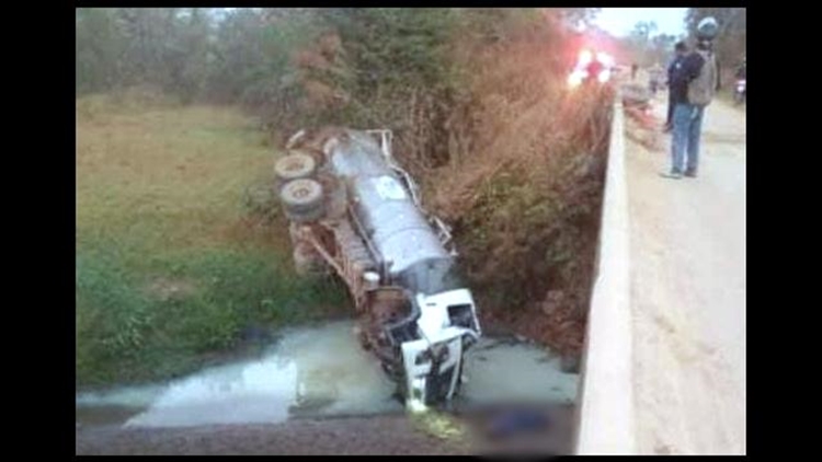 NA PONTE: Caminhão-tanque de leite deixa uma pessoa morta e duas feridas após acidente