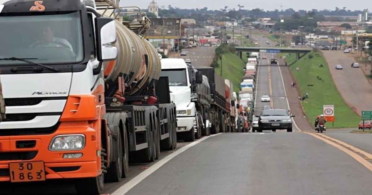 AVISO: Caminhoneiros podem parar as atividades a partir de 1º de novembro em todo país