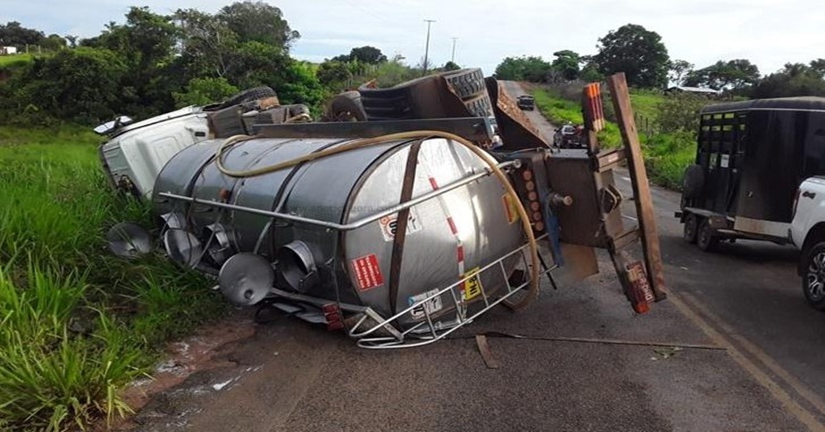 NA RO-133: Caminhão leiteiro tomba após motorista dormir ao volante