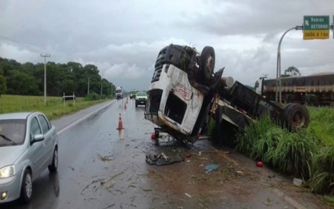 SEM CONTROLE: Caminhão capota na BR-364 e duas pessoas ficam feridas