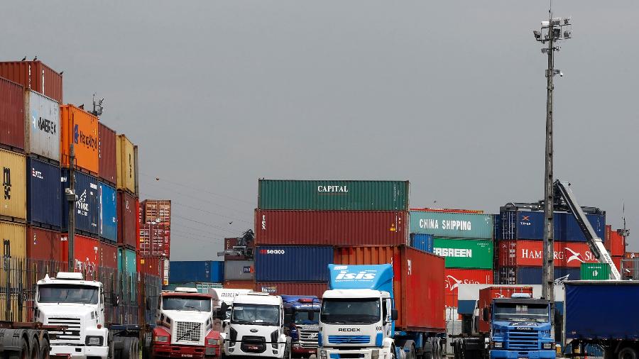 ECONOMIA: Caminhoneiros fazem protesto na entrada do porto de Santos