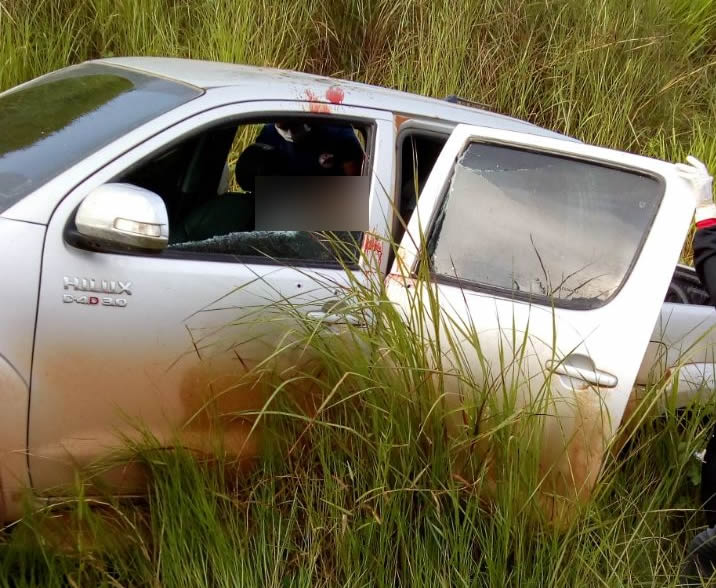 Homem é executado a tiros dentro de caminhonete e mulher é baleada