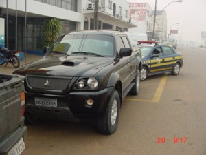 Polícia recupera camionete roubada que seguia para Bolívia - Foto