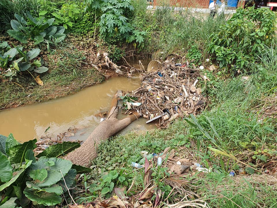 SEM CUIDADO: Canal cheio de lixo está prestes a entupir e alagar bairro na zona Leste