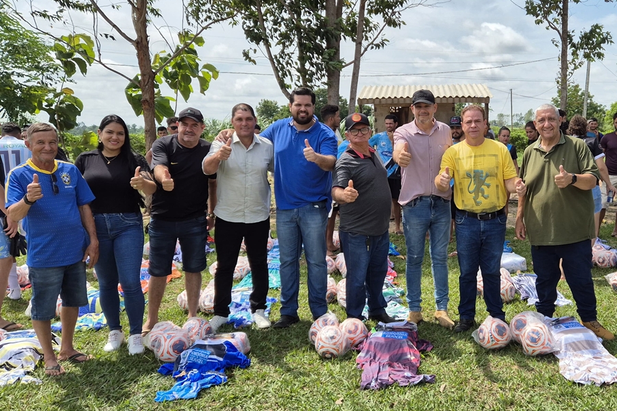 JEAN OLIVEIRA: Deputado entrega 24 kits esportivos para times de futebol society