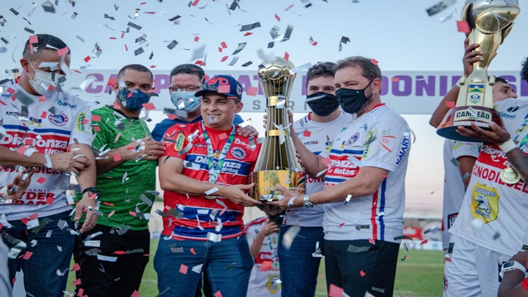 VENCEDORES: Prefeito prestigia final do Campeonato de Futebol e entrega troféu