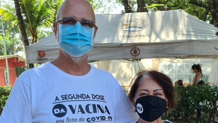 SEM MENSAGEM:Casal é impedido de se vacinar contra covid-19 por usar camista contra Bolsonaro