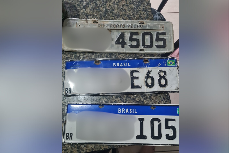 UTILIDADE PÚBLICA: Procuram-se donos de placas de carro encontradas no bairro Cuniã 