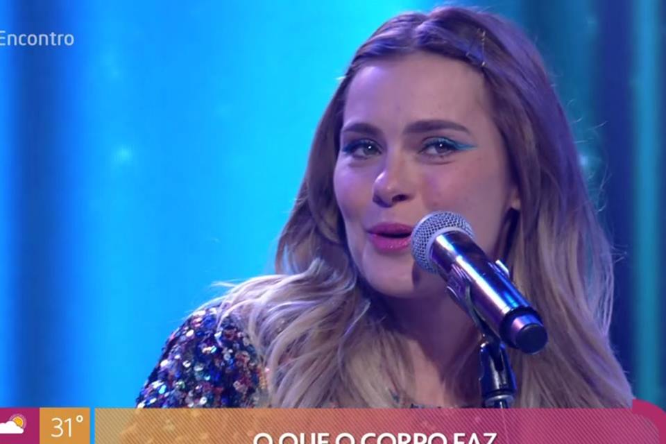 Carolina Dieckmann canta no Encontro e é duramente criticada na web