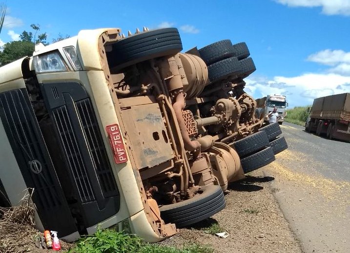 Carreta carregada com soja evita colisão e tomba na BR 364