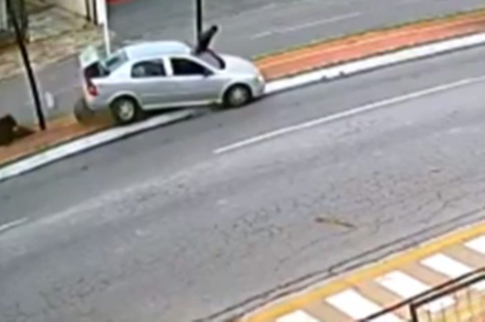 VÍDEO: Homem é atropelado por carro desgovernado em ciclovia