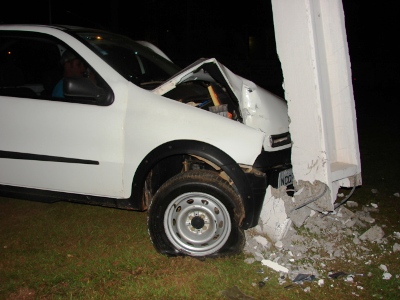 Carro arrebenta poste e deixa comunidade sem energia