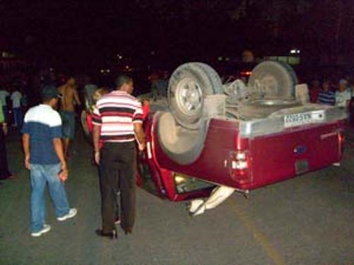 Roraima - Carro capota com quatro pessoas -  Veja Foto