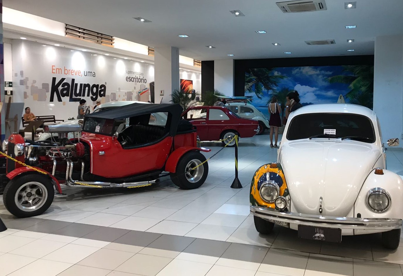 Exposição de carros antigos na galeria de artes do Shopping