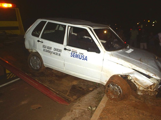 Mecânico capota carro da Semusa para dentro de bueiro na BR-364