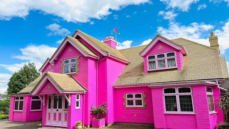 MUNDO ROSA: 'Casa dos sonhos' da Barbie existe – tem unicórnios, flores e explosão de rosa