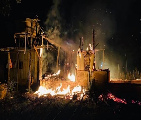 VINGANÇA: Após discussão com membros de facção, homem tem residência destruída por incêndio