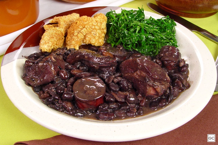 TRADICIONAL: Feijoada simples e super saborosa para o almoço do fim de semana