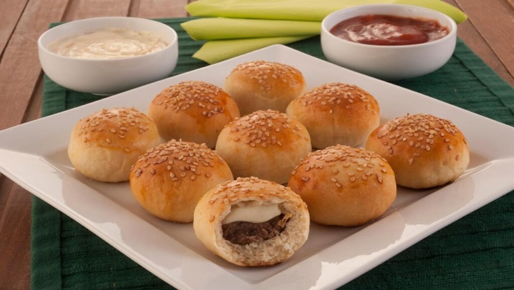 IRRESISTÍVEL: Mini cheeseburguers assado para um lanche da tarde descontraído