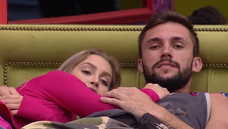 BBB21: Arthur admite ciúmes de Carla Diaz e cogita apertar botão para sair de reality