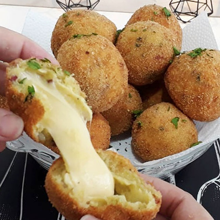 DELICIOSO: Bolinho de batata recheado com mussarela bem sequinho