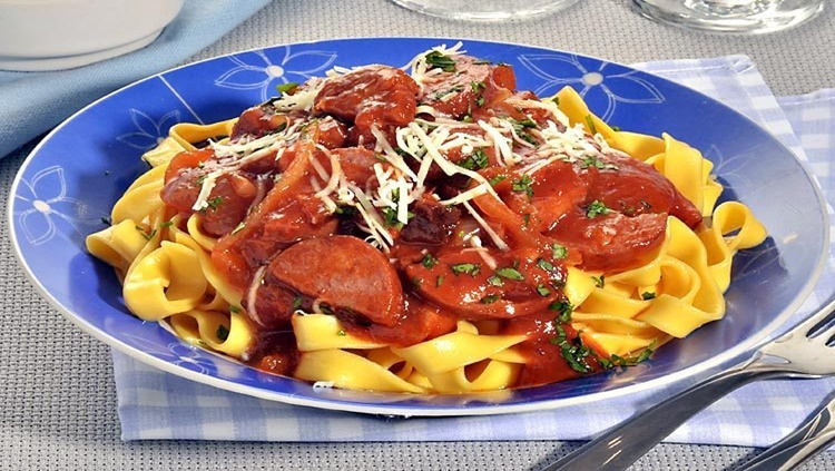 SABOROSO: Macarrão com linguiça e molho de tomate para um almoço rápido 