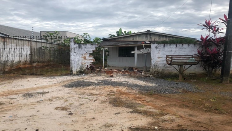 SEM EXPLICAÇÃO: Motorista derruba muro de residência e foge após causar prejuízo 