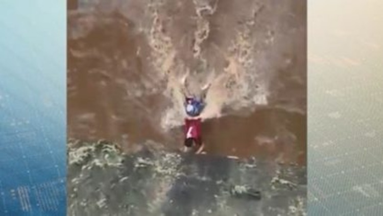 DESESPERO: Homem é arrastado por correnteza ao cair dentro de rio