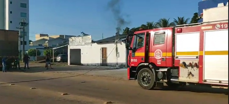 VÍDEO: Oficina tem princípio de incêndio após caminhão arrastar fio