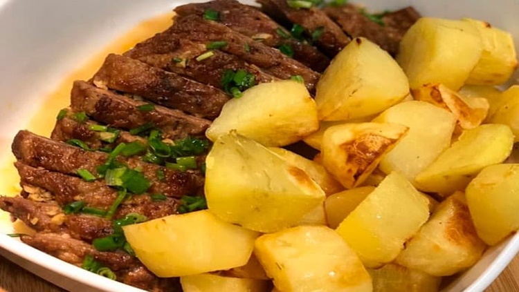 SABOROSA:  Carne assada no forno com batatas para o fim de semana