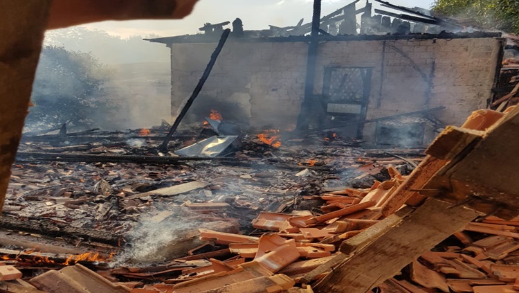 APELO: Família que perdeu tudo em incêndio pede ajuda através de campanha