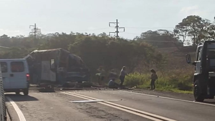 HORROR: Acidente entre ônibus e caminhão deixa mais de 20 pessoas mortas