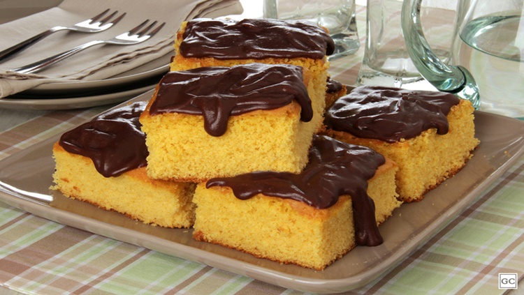 DELICIOSO: Bolo de cenoura trufado para saborear a qualquer hora do dia 