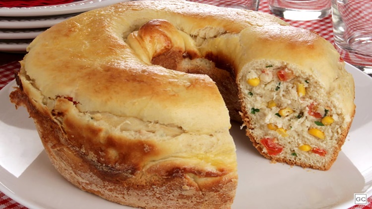 GOSTOSO: Pão recheado de frango com catupiry para o lanche da tarde