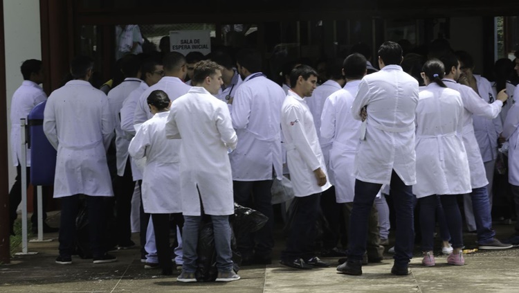 REVALIDA: Médicos formados fora do Brasil têm 1ª fase neste domingo