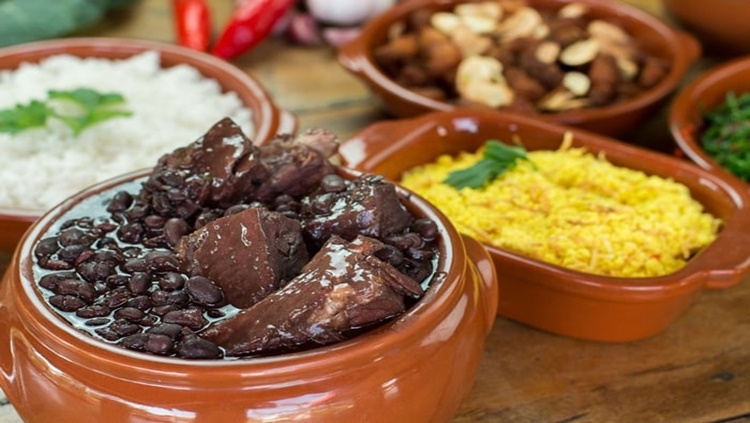 TRADICIONAL: Receita de feijoada para preparar no almoço do fim de semana 