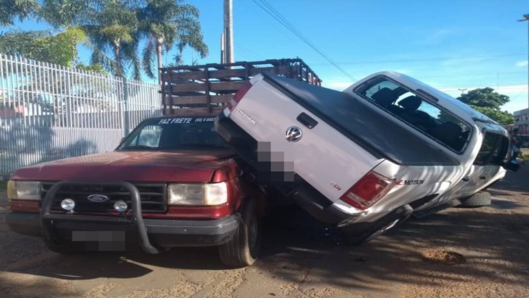 SUSTO: Caminhonete capota após colisão e atinge carro estacionado