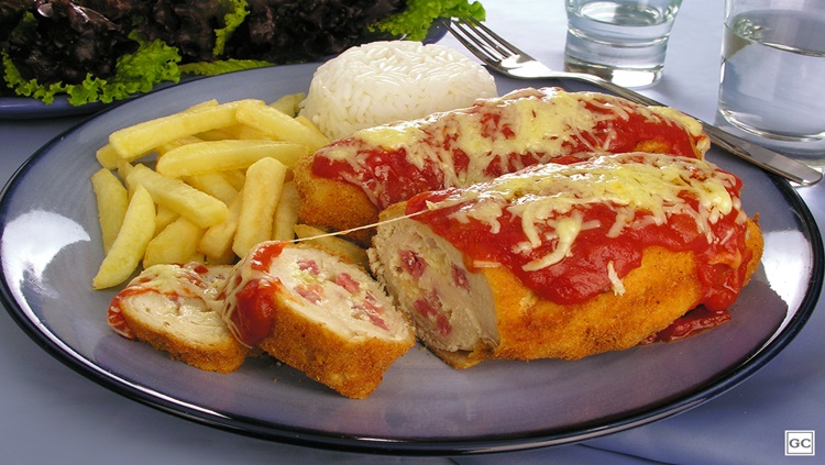 DIFERENCIADO: Rocambole de frango à parmegiana para preparar no almoço 