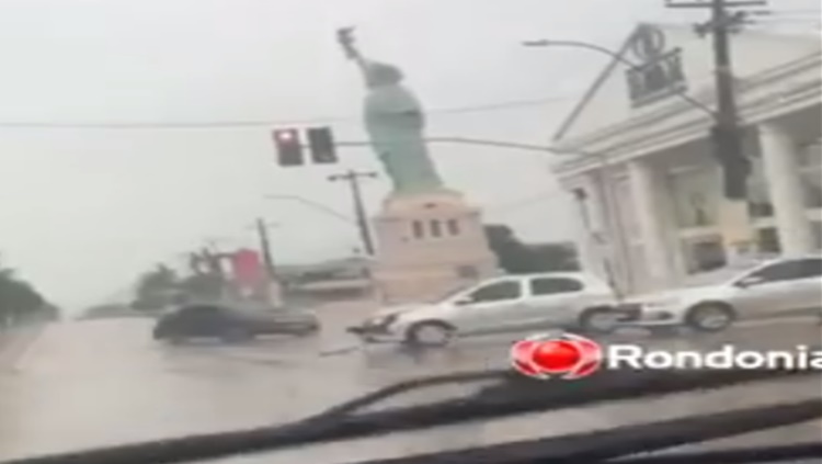 VEJA O MOMENTO: Vídeo mostra motorista avançando semáforo e causando acidente na Jorge Teixeira