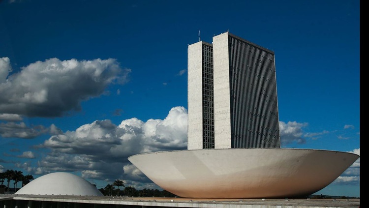 PROJETO DE LEI: Salários de todo funcionalismo pode ser reduzido para combate à pandemia